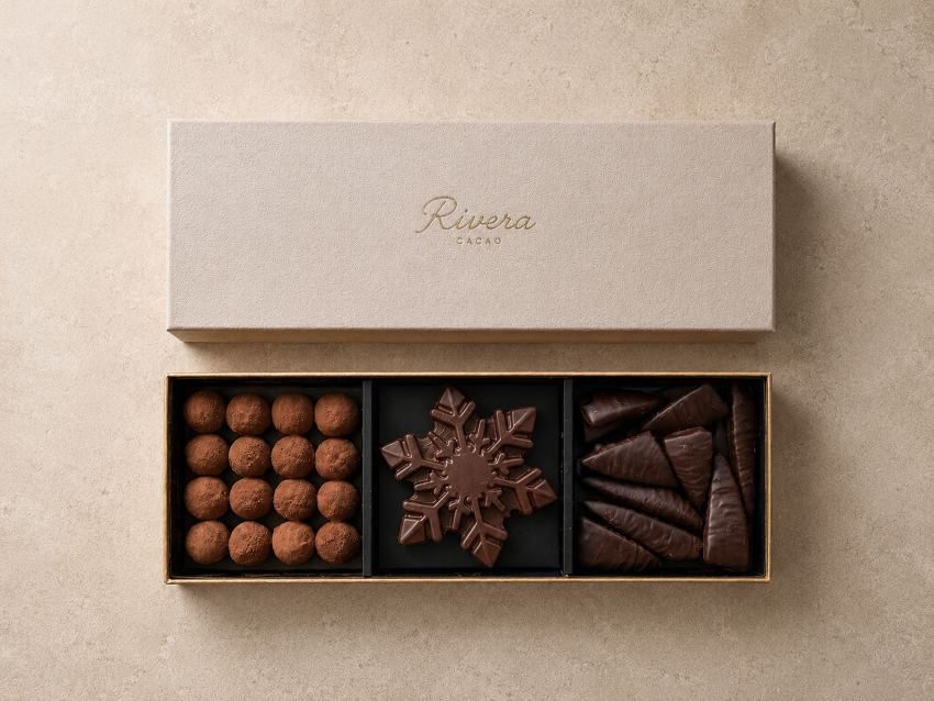 Coffret de Noël personnalisé Rivera Cacao pour entreprise — truffes, flocon et orangettes