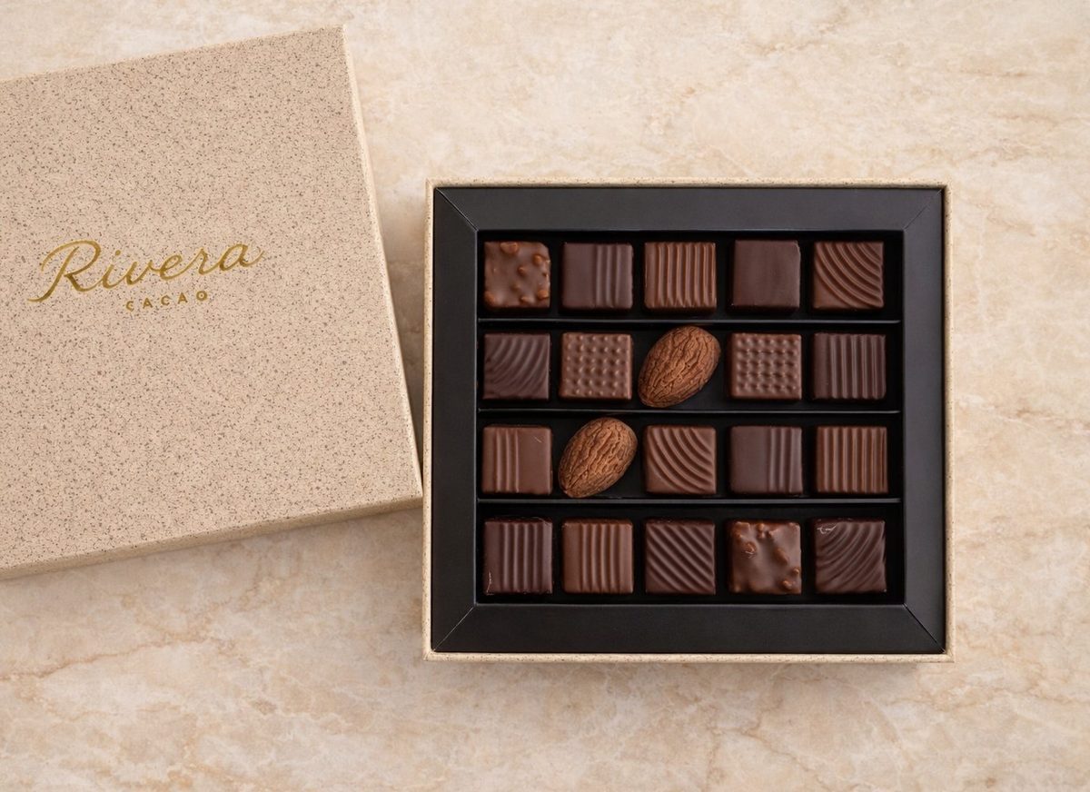 Coffret de chocolats personnalisés Rivera Cacao pour l'accueil en hôtel sur la Côte d'Azur